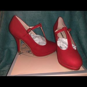 Adorable red heels!